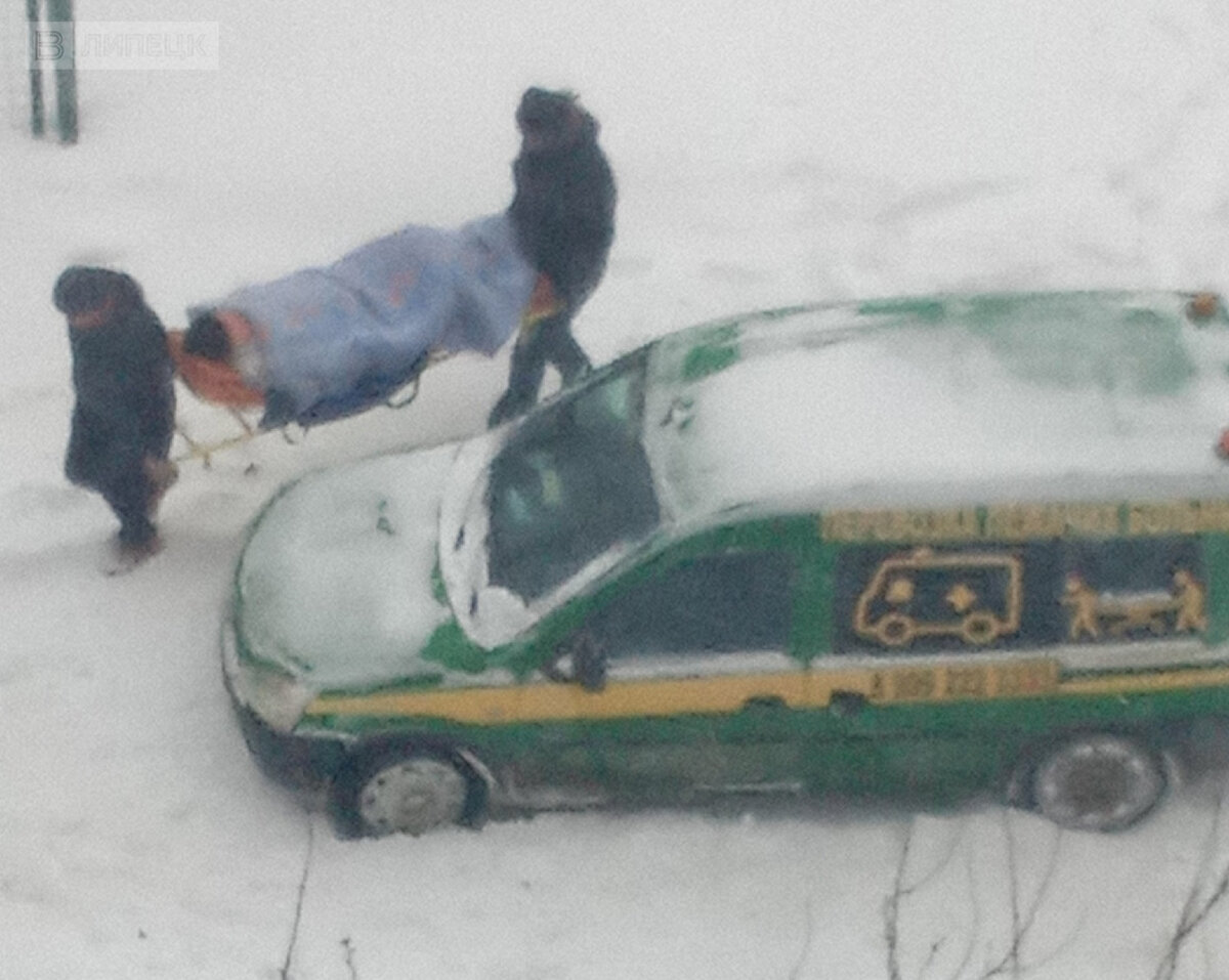 В Липецке лежачего больного несли на руках из-за застрявшей в снегу  неотложки | Вести Липецк | Дзен