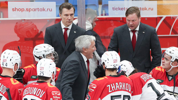    Сергей Звягин, Михаил Кравец и Антон Курьянов на тренерской скамейке «Авангарда».Дарья Исаева