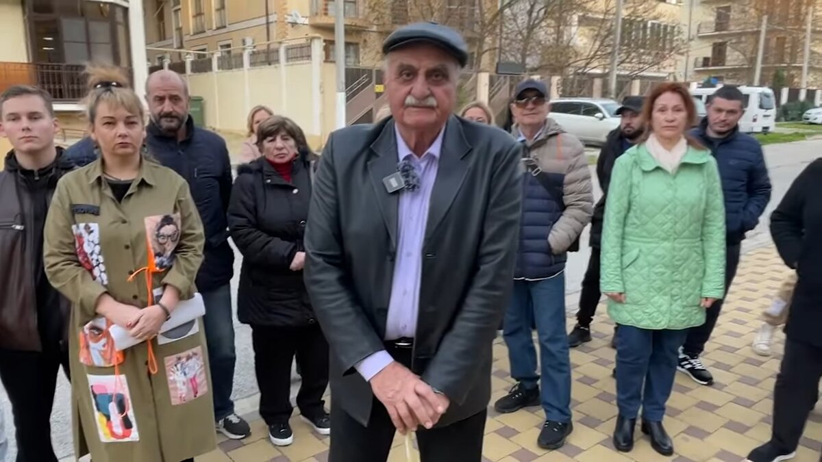 Жители села Кабардинка в Геленджике записали видеобращение на Прямую линию с президентом, в котором рассказывают о беззаконии со стороны чиновников мэрии.