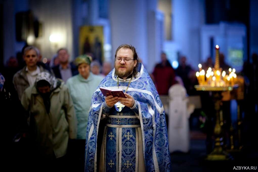 служба батюшки в церкви. священник. священник на пасху. священник в храме. ночная пасхальная служба.