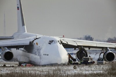    Работы на месте аварийной посадки самолета ©Александр Кряжев РИА Новости