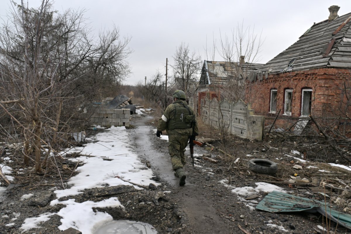    Русский солдат в Марьинке, пострадавшей от обстрелов, Донецкая Народная Республика.