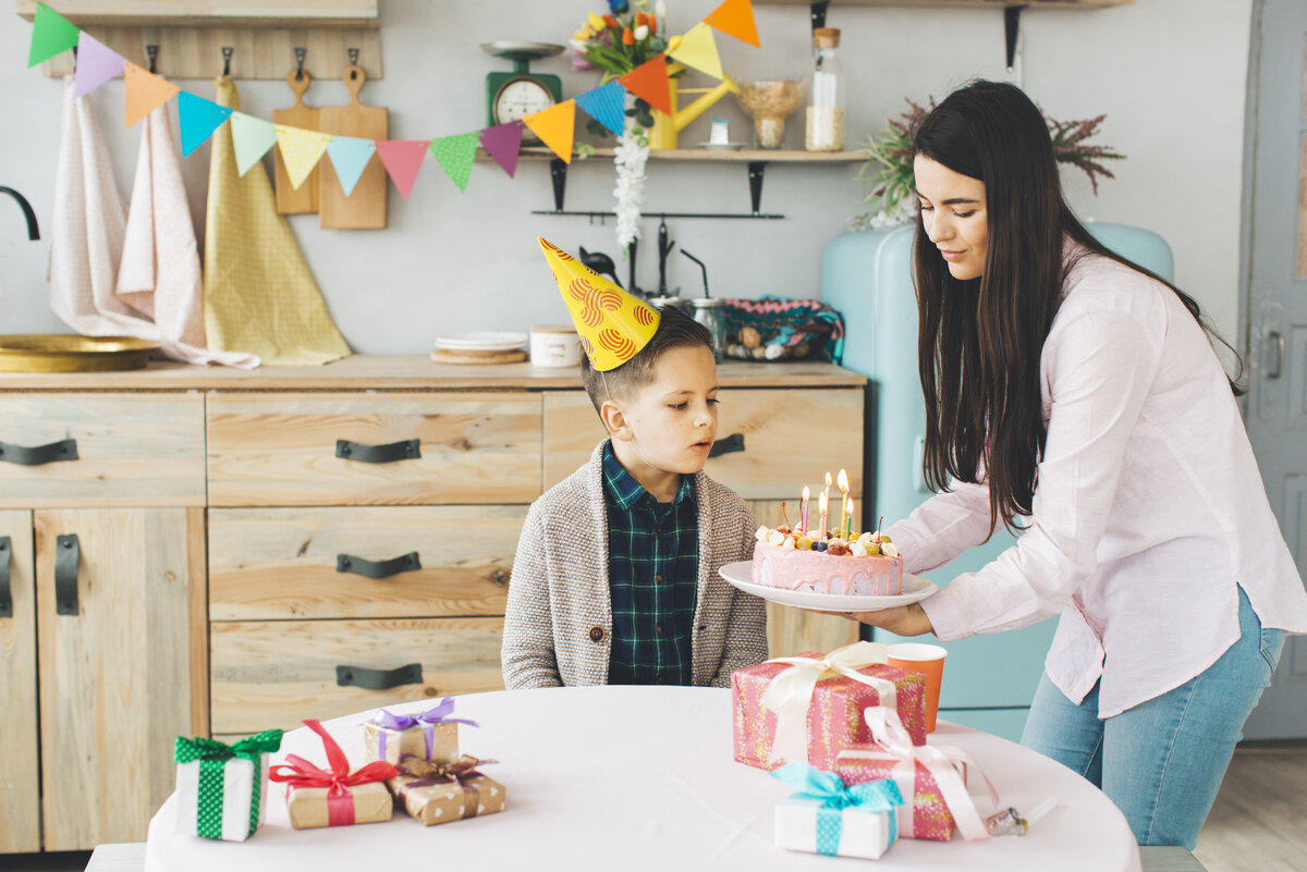     Как правильно писать: «день рождения», «день рожденья» или «день рождение»