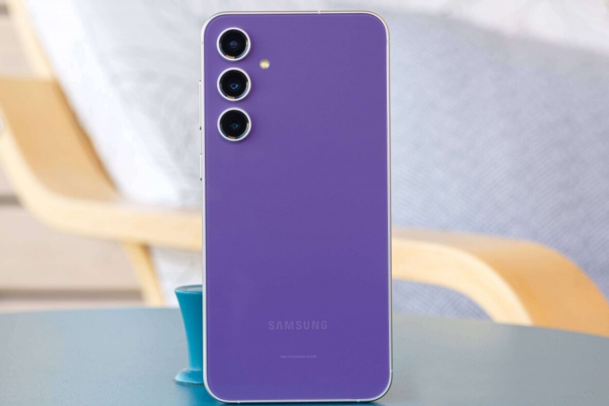    Galaxy S23 FE в фиолетовом цвете выглядит очень нетипично для смартфонов Samsung. Источник: gsmarena.com