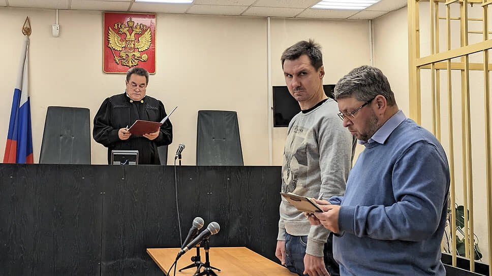 Фото: Сергей Толмачев / Коммерсантъ📷Бывший исполнительный директор ФК «Чайка» Олег Баян в зале суда (второй справа)