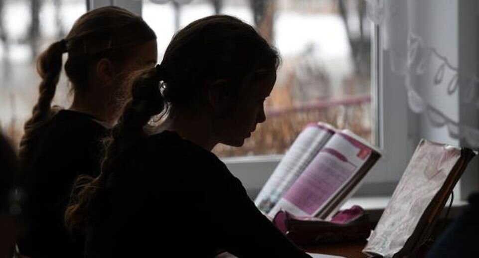 Ученицы на уроке в школе деревни Аполлоновка в Омской области📷
