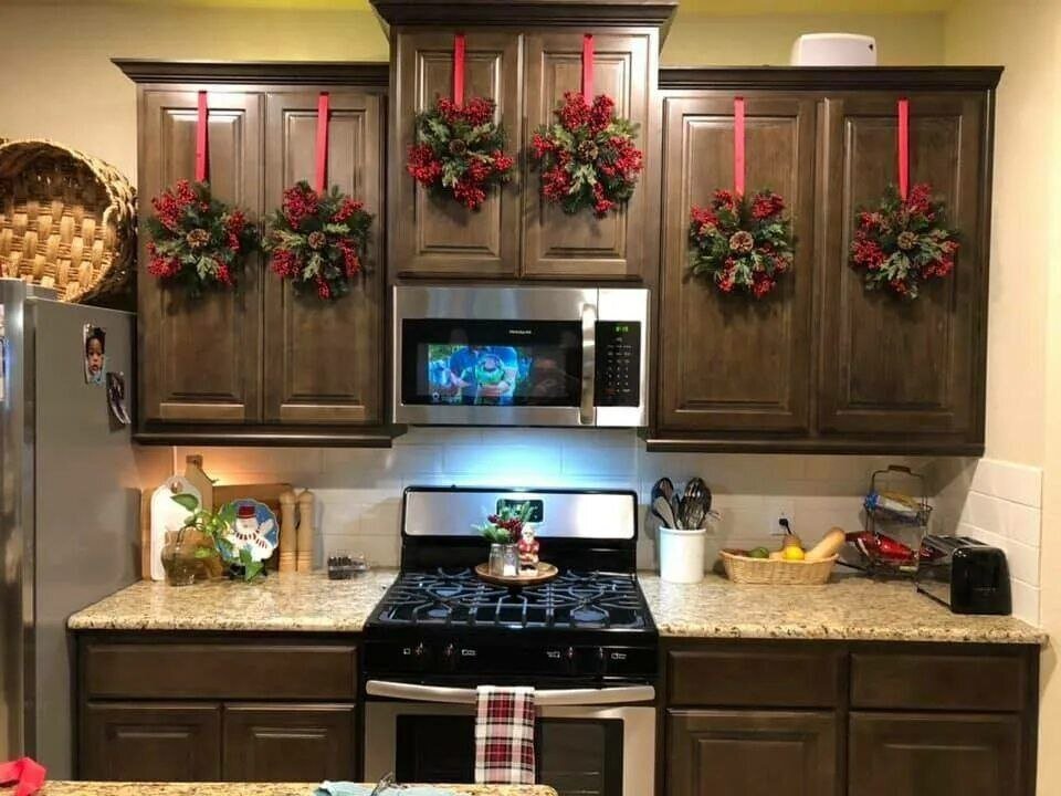 Christmas kitchen. Декор кухни к Рождеству. Кухонный декор НГ. Кухонный шкаф декор Рождество. Новогодняя гирлянда на кухне.