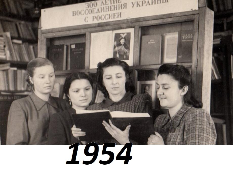 Молодые студентки в библиотеке