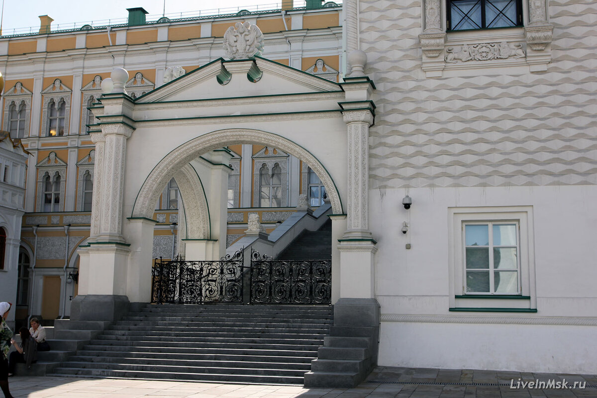 Красное крыльцо. Царское крыльцо в кремле. Красное крыльцо. Грановитая палата в москве красное крыльцо. Красное крыльцо.
