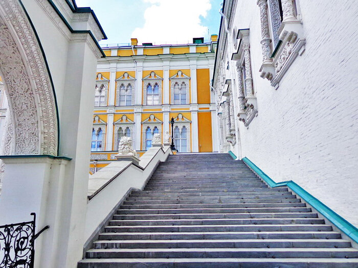 Красное крыльцо грановитой палаты. Красное крыльцо в кремле. Грановитая палата московского кремля лестница. Красное крыльцо грановитой палаты московского кремля. Крыльцо грановитой палаты московского кремля.