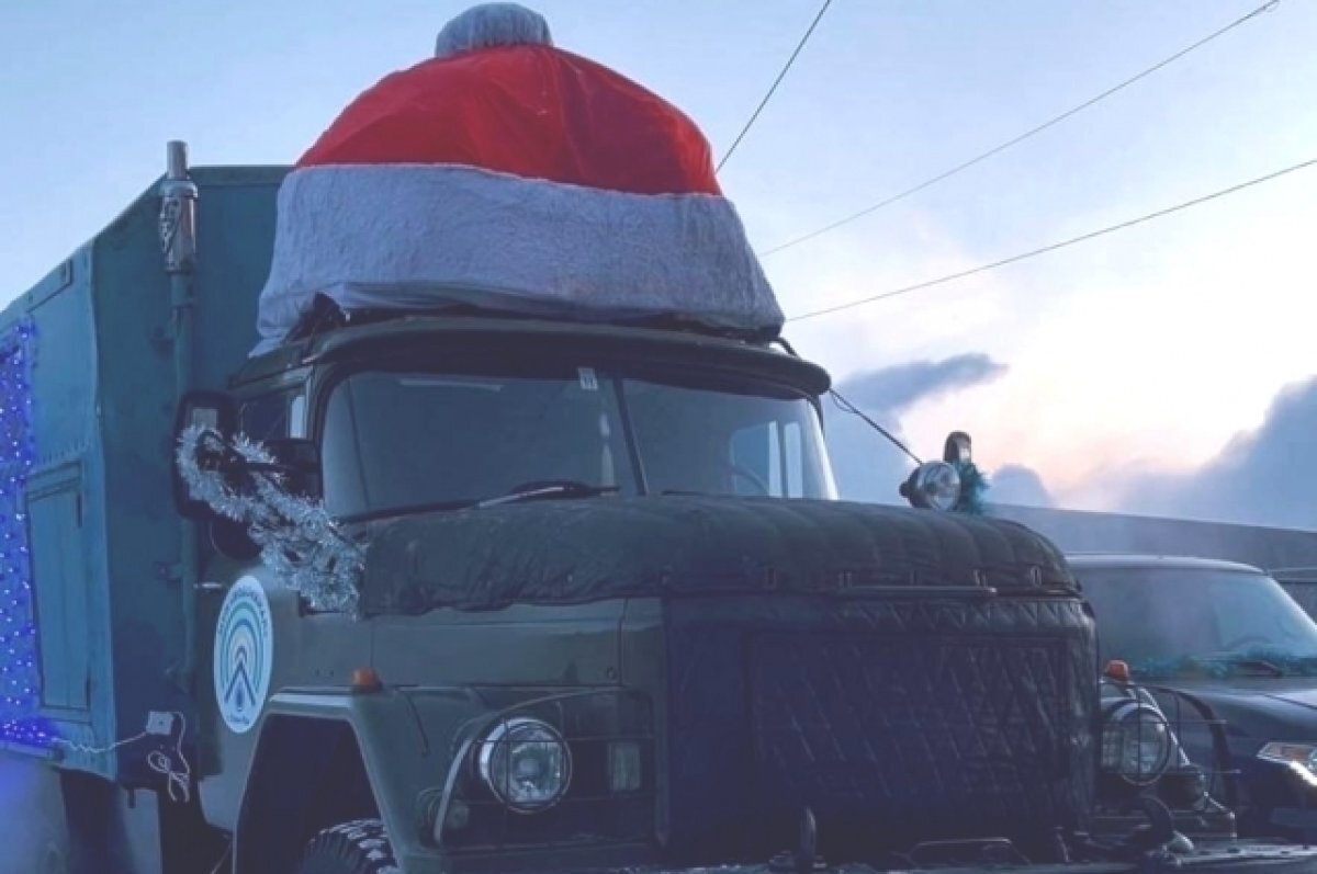    Спецтехнику одного из МУПов Улан-Удэ нарядили в шапочки Деда Мороза