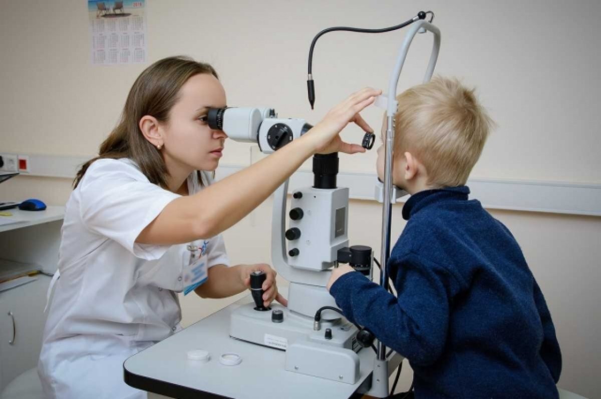    Сидит «крючком».