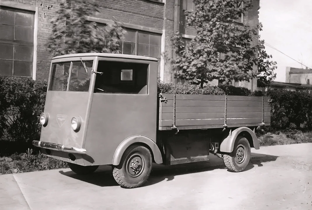 Bleichert EL-1800 мог перевозить 1,75 тонны, его приводили в движение два электродвигателя мощностью по 4,5 л.с. каждый, а питала батарея емкостью 300 ампер-часов. Весил грузовик 2300 кг, а с грузом – 4050 кг.

Фото: ГАРФ, РГАКФД, РГАЭ