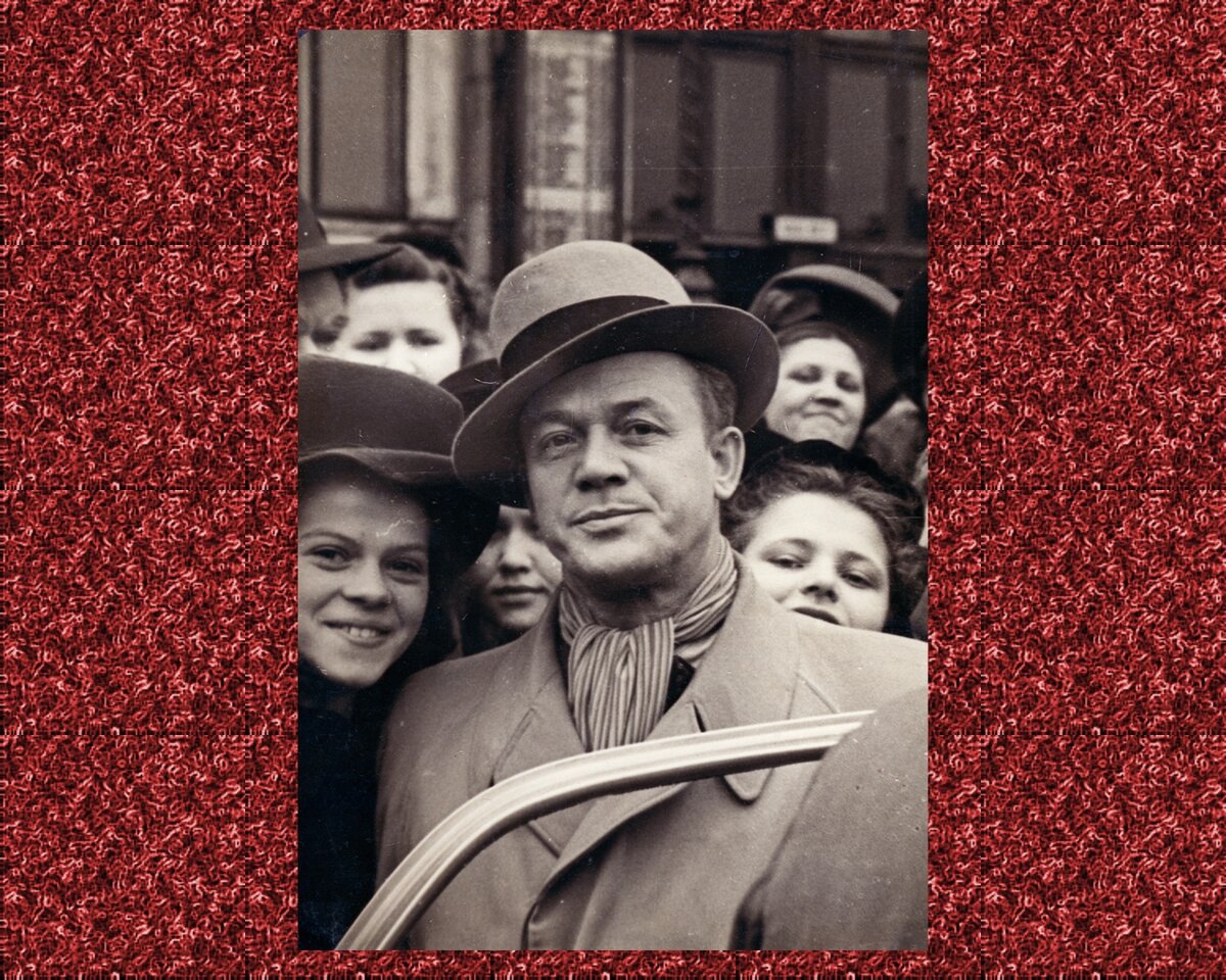 Лемешистки провожают Кумира до машины. 1951 г.