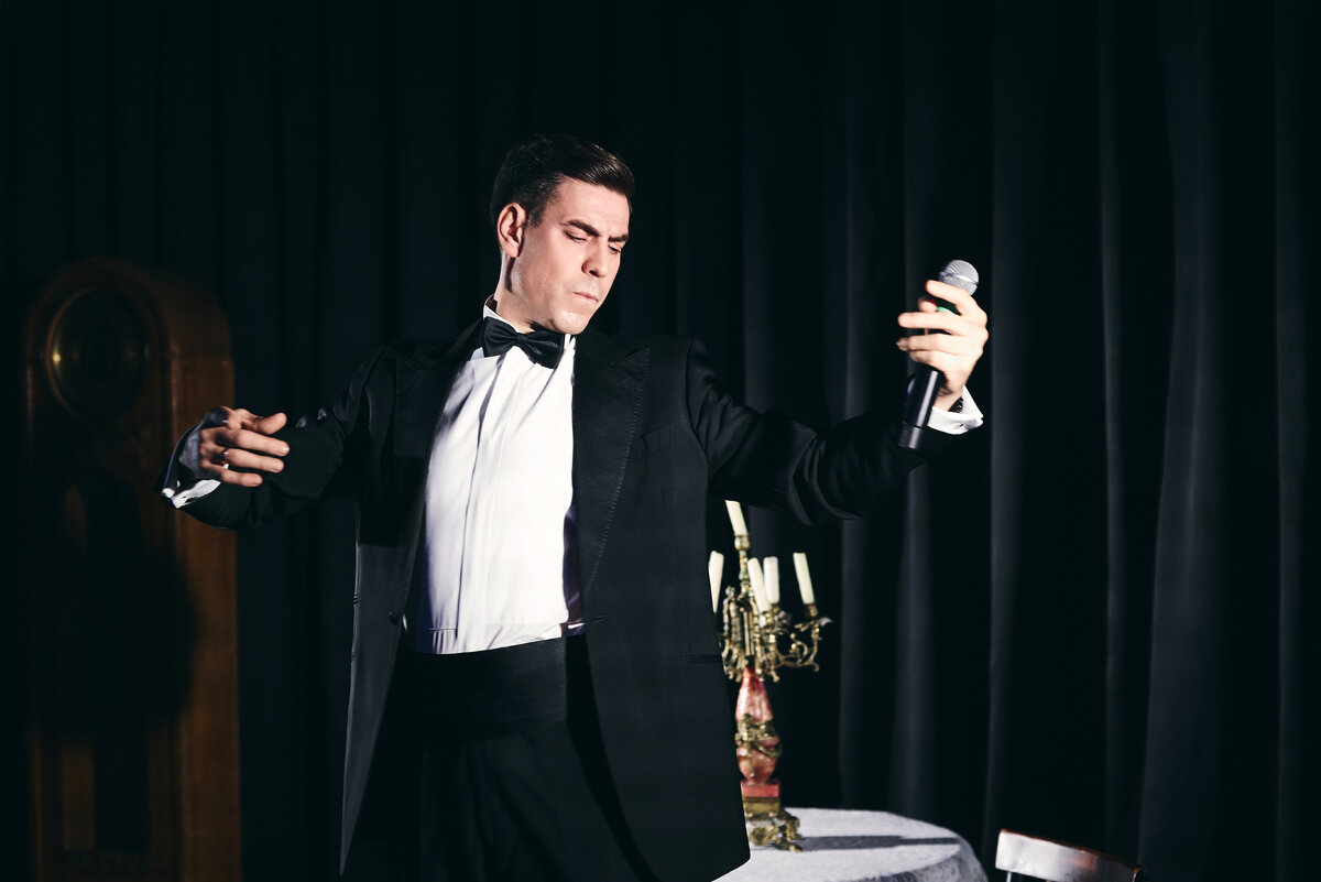     Фитнес-клуб отметил годовщину открытия спектаклем в исполнении Дмитрия Дюжева