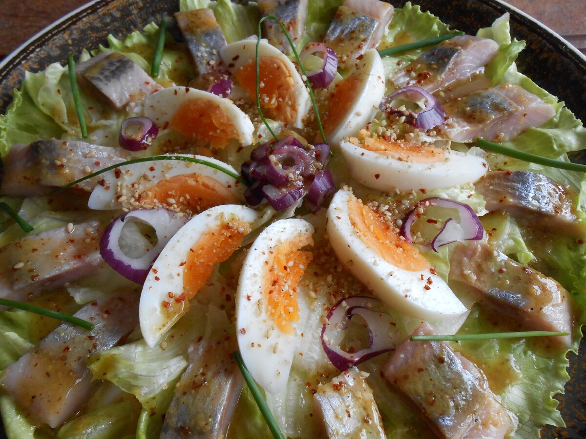 Салат с селёдкой и картофелем. Рецепты салатов с селедкой соленой простые. Салат из сельди. Салат прибой с селедочкой. Салат из сельди.