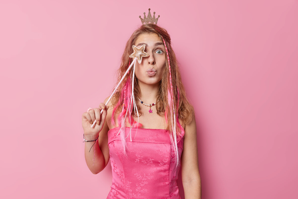 <a href="https://ru.freepik.com/free-photo/happy-woman-with-long-hair-exclaims-loudly-clenches-fist-keeps-mouth-widely-opened-holds-magic-wand-wears-dress-and-crown-celebrates-something-isolated-over-pink-background-holiday-concept_23937589.htm#page=3&query=%D1%87%D1%83%D0%B4%D0%BE&position=13&from_view=search&track=sph&uuid=bfde6bb6-1129-4ebc-aa0f-3279610517e7">Изображение от wayhomestudio</a> на Freepik