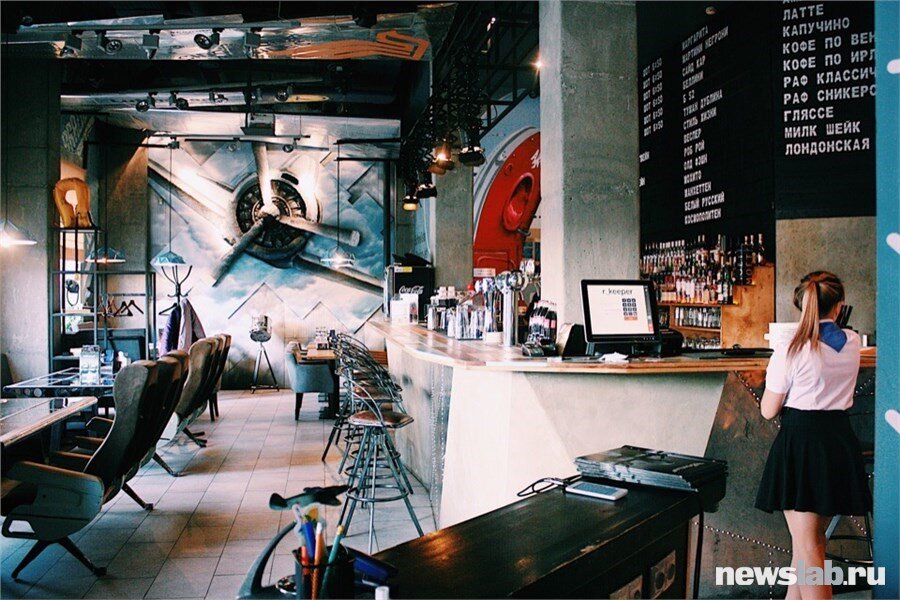 На Взлетке 1 июля закрылся гриль-бар «Крылья» (ул. Молокова, 28). Заведение работало 7 лет, но о причинах закрытия команда умолчала