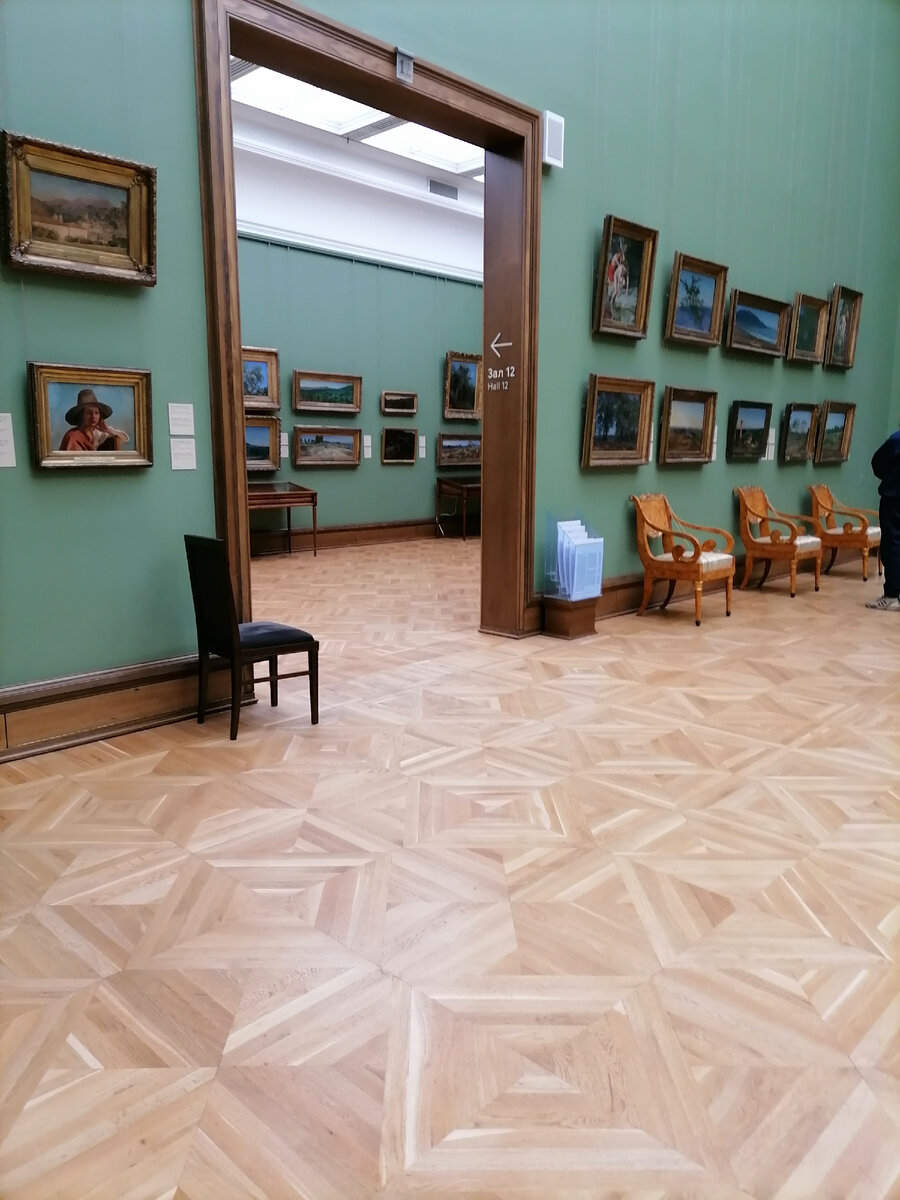 Я много раз слышала от экскурсоводов, что старались всегда максимально сохранить первоначальный цвет стен особняка.