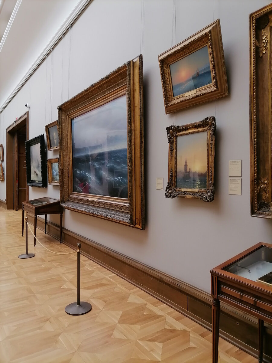 Живопись гениального мариниста Айвазовского, лучше воспринимается на стенах цвета туч на небе... 