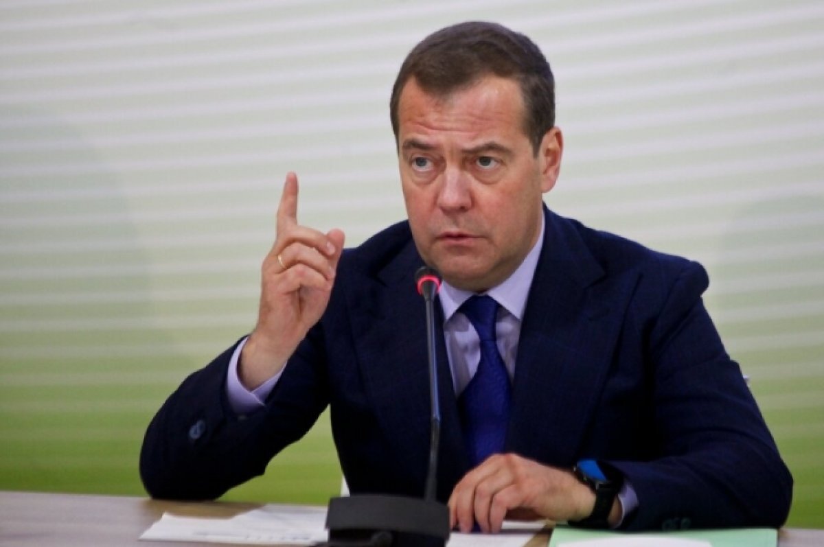    Медведев рассказал, какую зарплату он получал в девяностые годы
