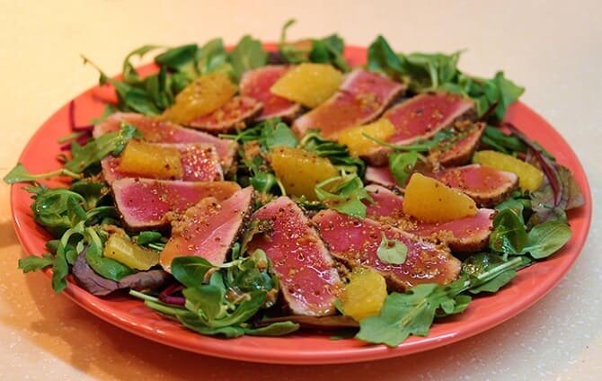 Салат из свежего тунца. Нисуаз классический. Салат с тунцом татаки. Салат с копченым тунцом. Салат из филе тунца.