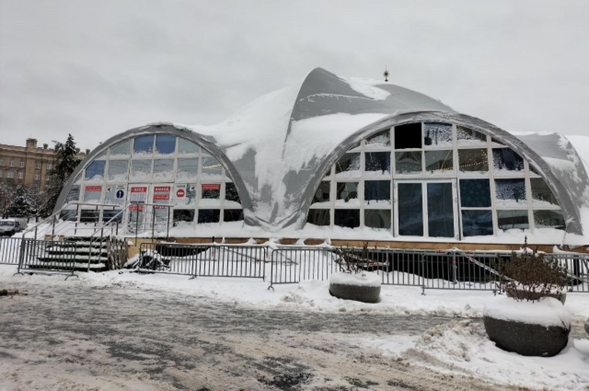    В Белгороде заливают каток на Соборной площади