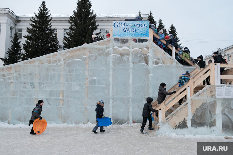    Спасатели рекомендуют взрослым проверять горки, прежде чем позволить детям прокатиться