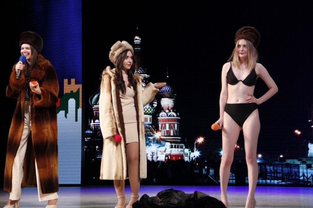    Девочки из команды «Между нами» удивили зрителей одеждой. Фото: АиФ-Северный Кавказ/ Кристина Ефимова