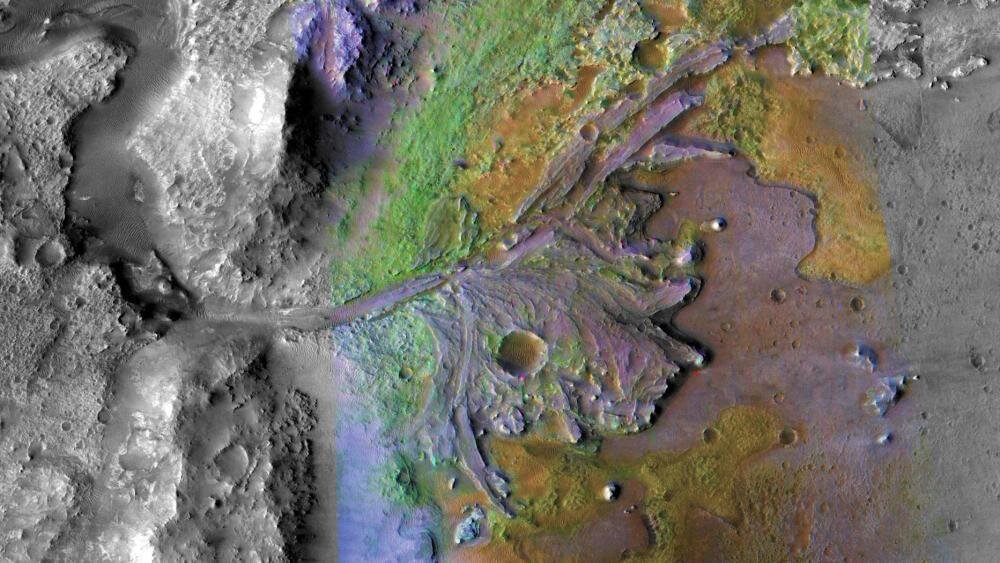    Фото: NASA/JPL-Caltech/MSSS/JHU-APL, На это изображение марсианского кратера Джезеро наложены данные о минералах, обнаруженные с орбиты. Зеленый цвет представляет собой карбонаты — минералы, которые образуются в водной среде в условиях, которые могут быть благоприятными для сохранения призна