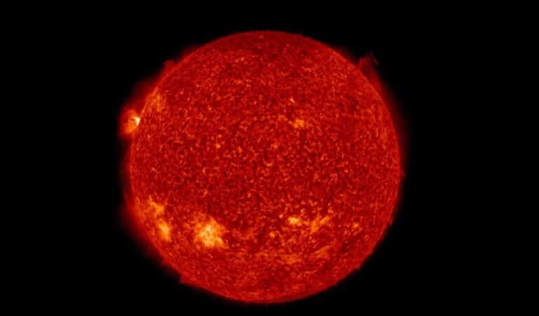    Солнечная вспышка, запечатленная космической обсерваторией NASA Solar Dynamics Observatory 15 апреля 2022 года / © NASA,SDO, AIA, EVE, HMI