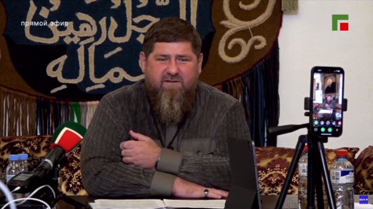 Рамзан Кадыров во время трансляции 13.12.23 (источник трансляции: ютуб-канал "Вести Чечни")