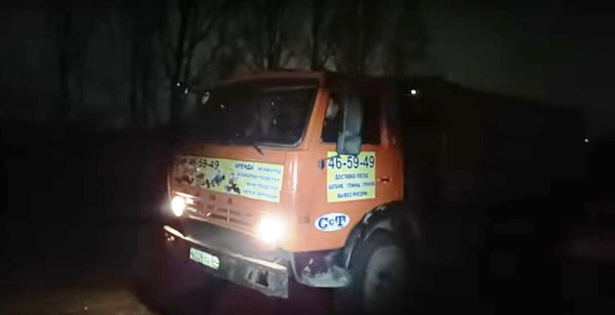 Ночные крысы ссыпают строительный хлам в Токмаковский овраг.