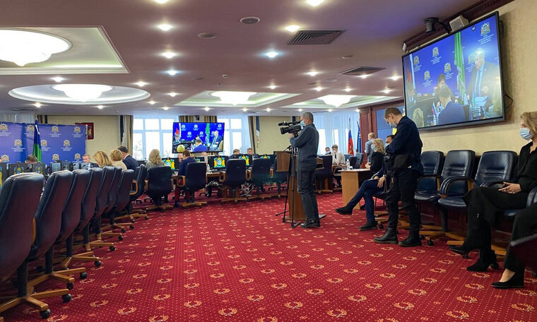    Помощников депутатов, журналистов и пресс-секретарей заставили надеть маски