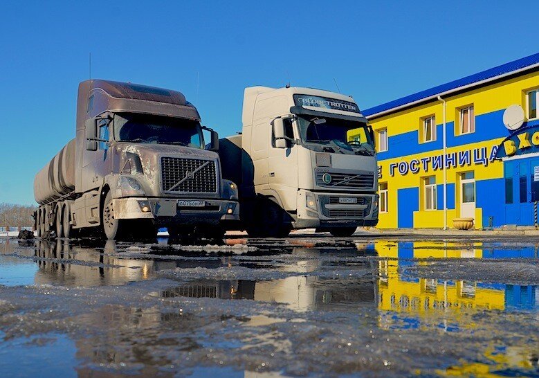 Дальнобойщики стоянка. Стоянка дальнобоев. Стоянка фур. Европейские грузовики. Фура ночью.