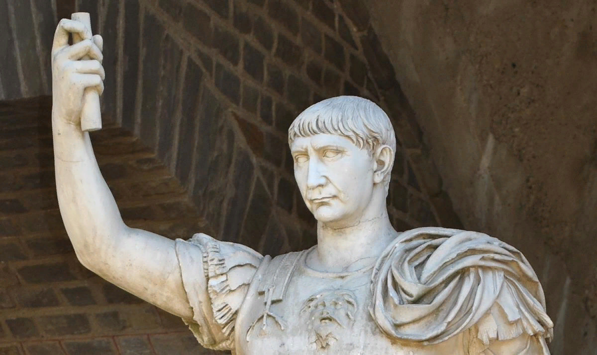 Ма́рк У́льпий Не́рва Трая́н -- римский император с 98 по 117 год. 
Официально объявленный сенатом оптимусом принцепсом («лучшим правителем»), Траян запомнился как успешный солдат-император, возглавивший одну из величайших военных экспансий в римской истории и приведший империю к достижению наибольшего территориального размаха в истории ко времени своей смерти