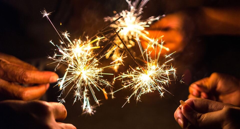 фото с бенгальскими огнями. бенгальский огонь в руке. бенгальский огонь на голову. открытка бенгальский огонь. торт с бенгальскими огнями.