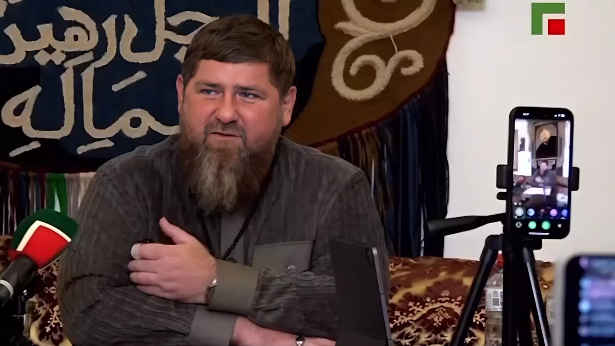     Глава Чечни Рамзан Кадыров опроверг слухи о том, что он создает армию, чтобы отделиться от России. Вопрос на эту тему ему задали во время его прямой линии.