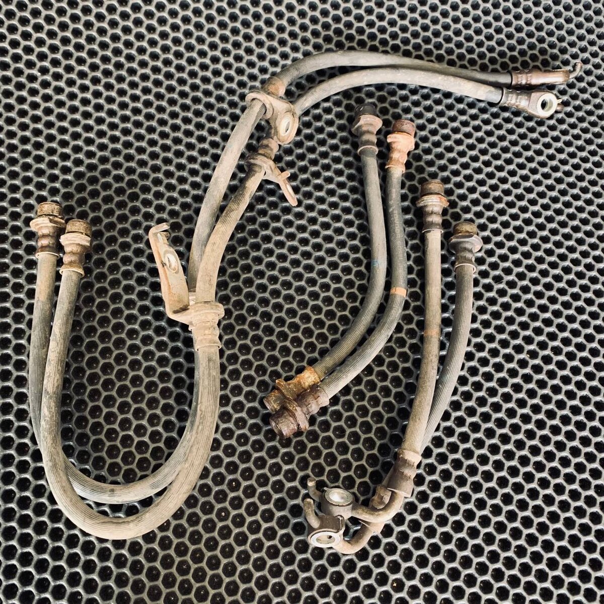 Вышедшие из строя оригинальные тормозные шланги