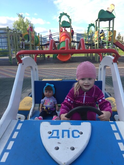 Лиза с Маргошей катаются на машине