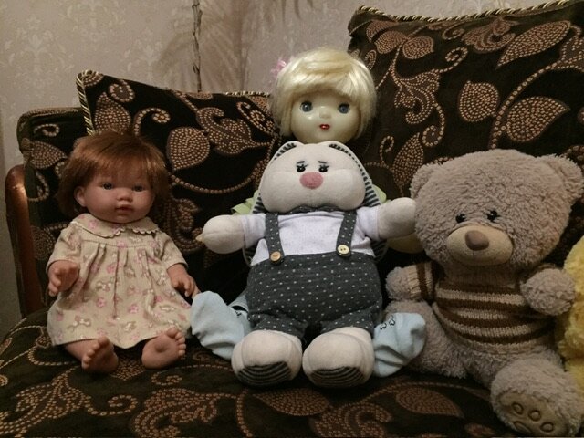 Куклы и мягкие игрушки у нас повсюду