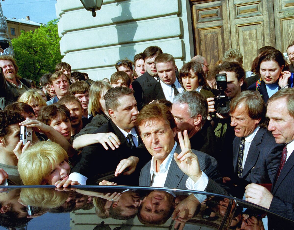 Приехало пол москвы. Пол Маккартни в Санкт-Петербурге 2004. Пол Маккартни в Петербурге. Пол Маккартни на Дворцовой 2004. Пол Маккартни в Москве 2003.