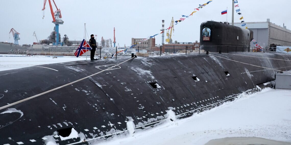 Подводная лодка  у стенки причала.  фото: картинки  яндекса