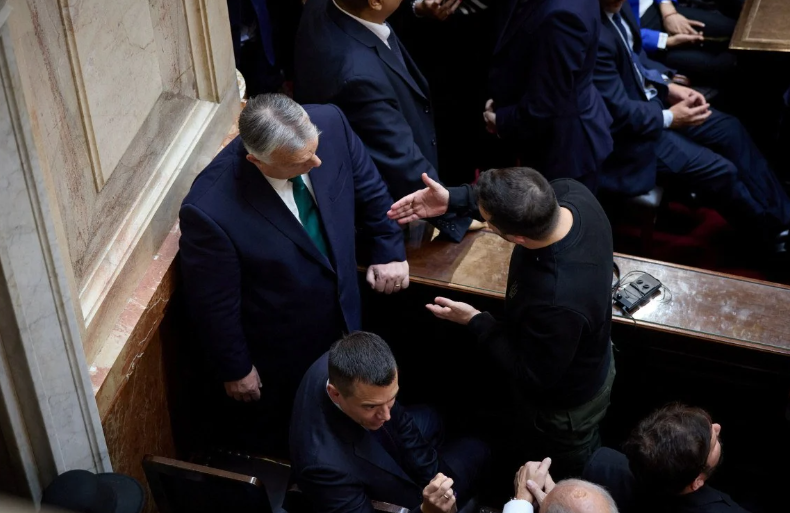 Долгожданная встреча. Орбан очень долго "футболил" экс-комика, отказывая ему во встрече