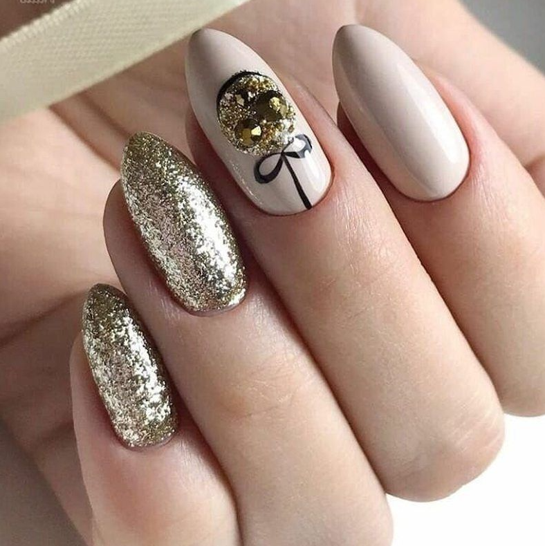 Ногти с золотом. Новогодний маникюр ела. Новогодние ногти с золотом. Новогодний маникюр 2023 золотой. Новогодний маникюр золотой.