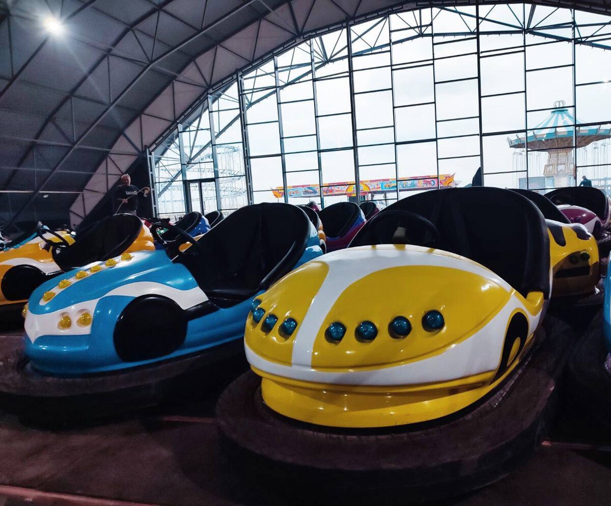 Малый автодром цпкио открытый. Парк цпкио волгоград аттракционы 2022. Футбольный аттракцион. Цпкио волгоград аттракционы. Крытый автодром.