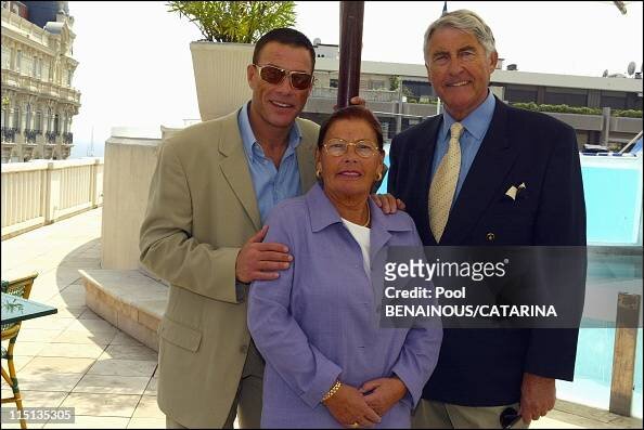 фото с родителями источник https://www.gettyimages.dk/detail/news-photo/close-up-of-jean-claude-van-damme-with-his-parents-at-2003-news-photo/115135309?adppopup=true
