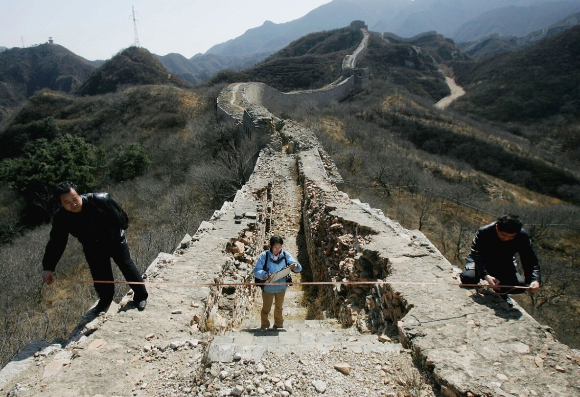 Великая стена как добраться. Великая китайская стена разрушенные участки. Постройка Великой китайской стены. Великая китайская стена стройка. Руины Великой китайской стены.