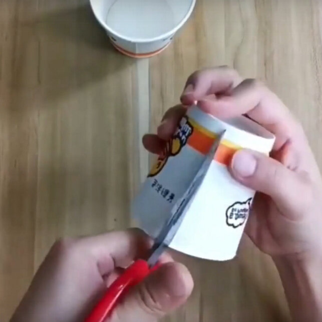    Первый — это сделать его из стаканчиков для кофе.Фото: Вконтакте