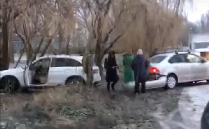 В Таганроге в ДТП на улице Бабушкина столкнулись 4 машины Ёрш. Таганрог Дзен